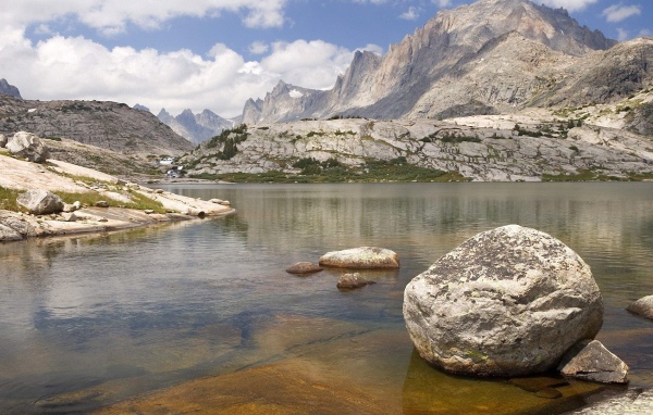 Одинокий валун в озере