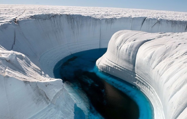 Синяя река в снежном каньоне