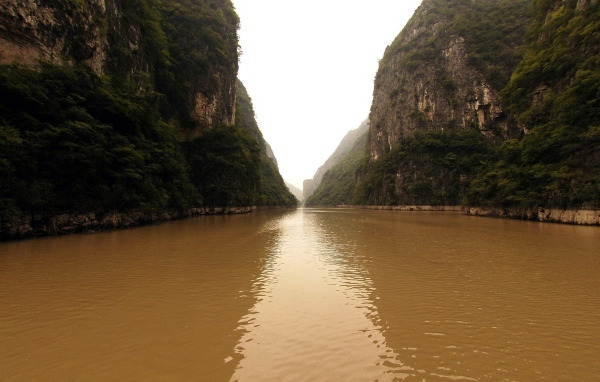 Коричневая вода реки между скал