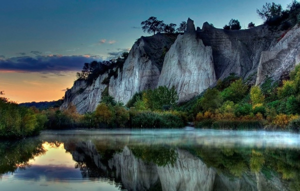 Отвесные скалы на берегу реки