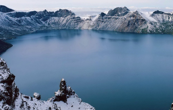 Темное озеро в жерле старого вулкана