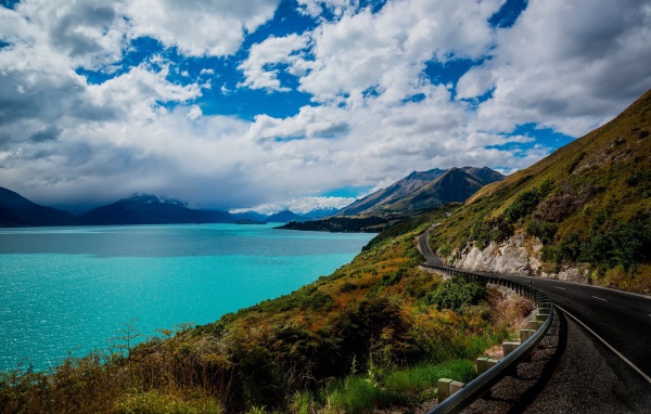 Шоссе по берегу голубого озера