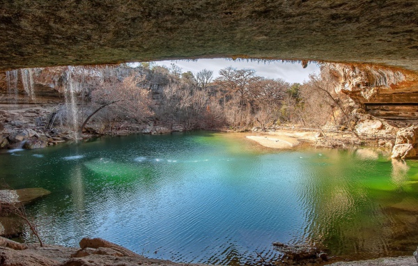 Озеро под сводом пещеры