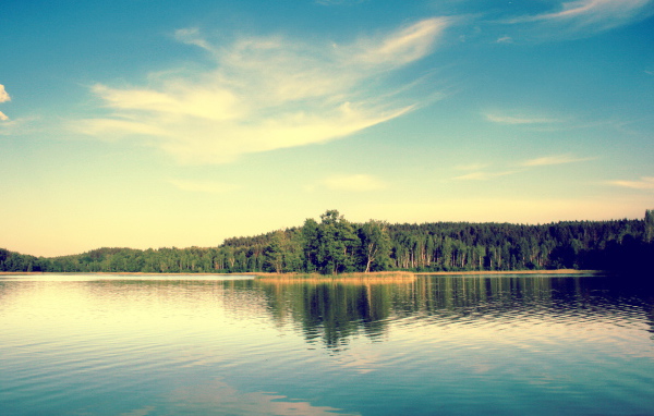 Легкие облака над озером