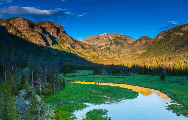 Узкая река в горной долине