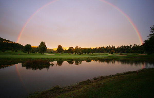 Радуга после дождя над озером