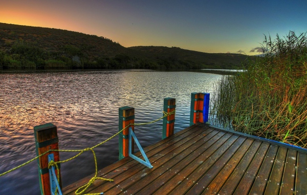 Веревки на деревянном причале