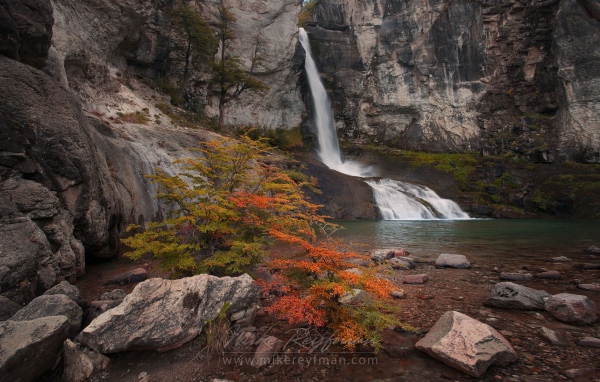 Начало реки у отвесной скалы