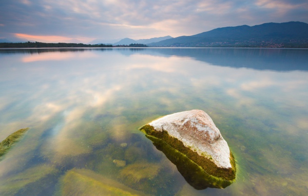 Камень в воде озера