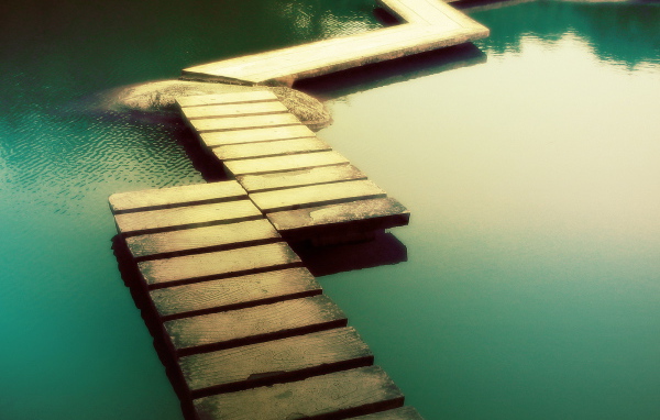 Мост проложен по камням