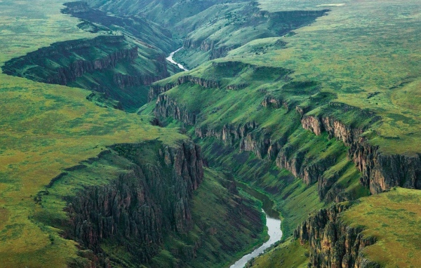 Река на дне разлома на равнине