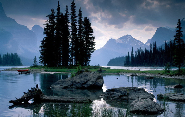 Камни и остров на горном озере