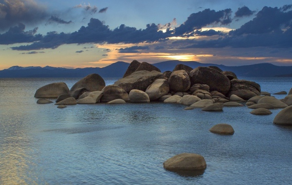 Груда больших камней у берега