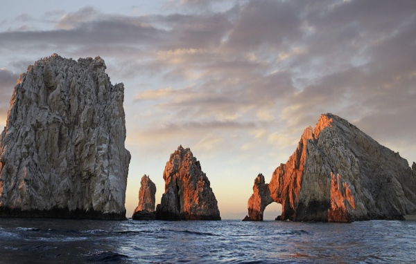 Голые скалы в море