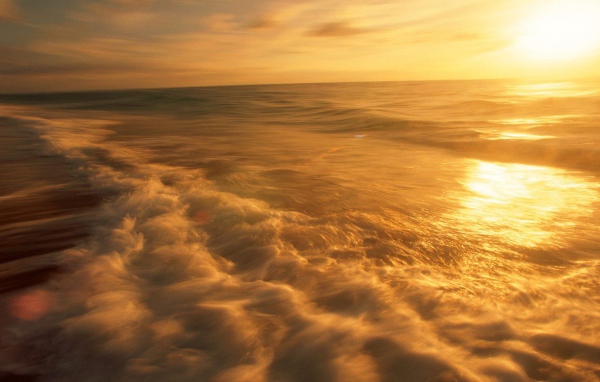 Пенистые волны прибоя