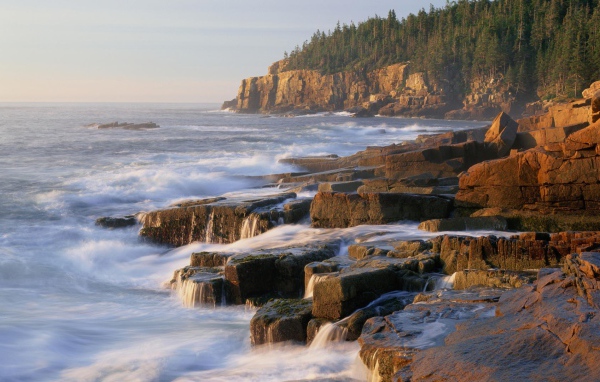 Пенистый прибой у прибрежных скал