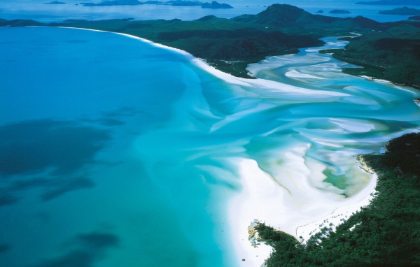 Нежно голубая вода в заливе океана