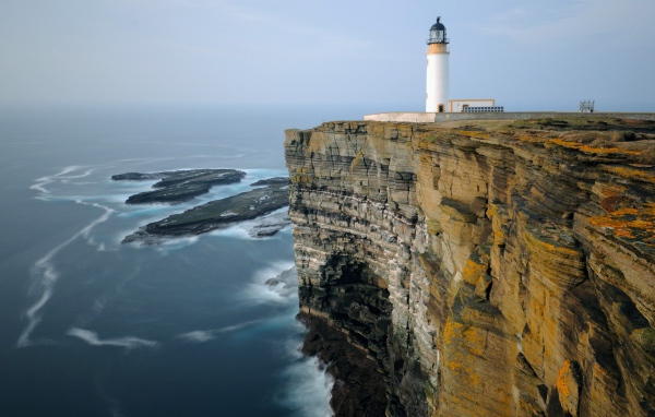 Маяк на отвесном берегу над морем