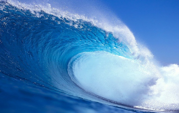 Брызги большой голубой волны