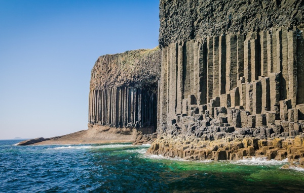 Каменная стена из скал на берегу моря