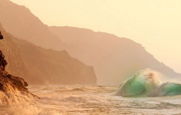 Волны прибоя у скал затерянного острова