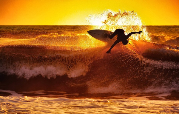 Серфер в брызгах волн