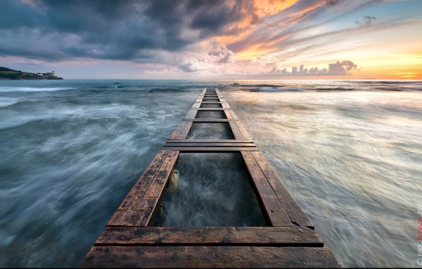 Каркас деревянного причала у моря