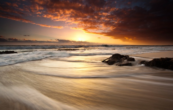 Седой прибой под оранжевым небом