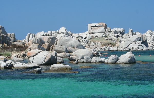 Белые гладкие камни у берега моря