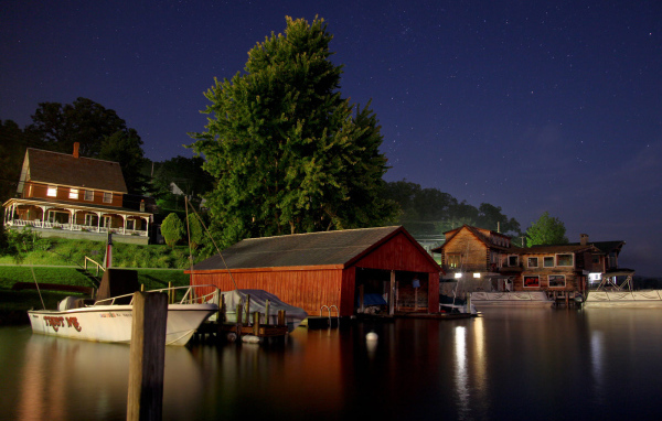 Причал для лодок ночью