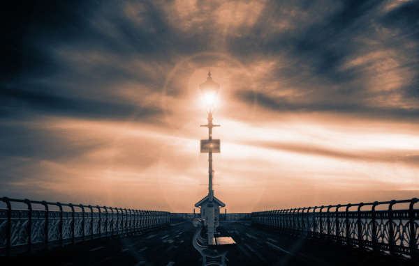 Свет фонаря и свет заката