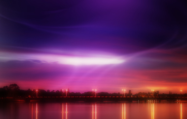 Розовый закат на берегу реки