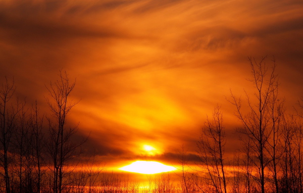 Красный закат на озере