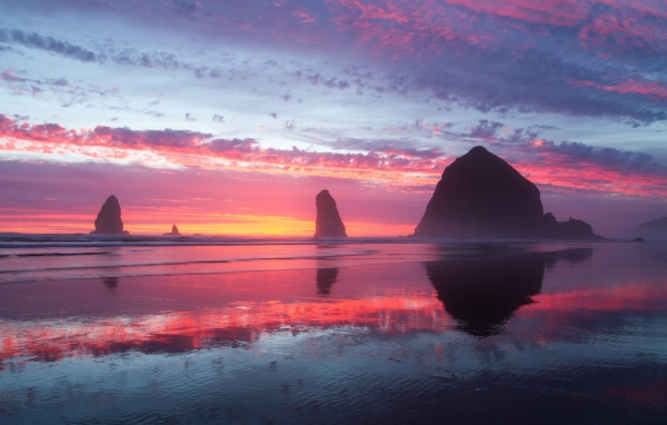 Скалы у берега на фоне заката