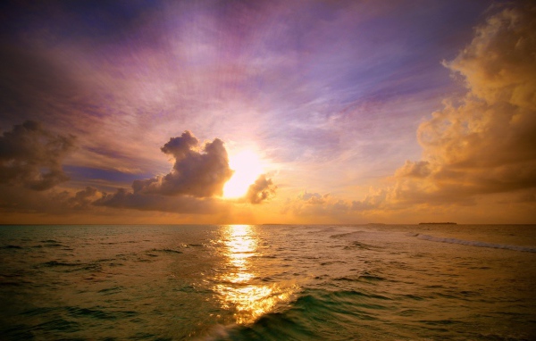 Закат в облаках в открытом море