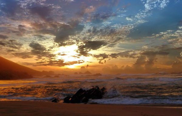 Закат на черных камнях