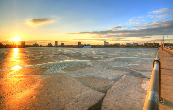 Закат на пирсе около города