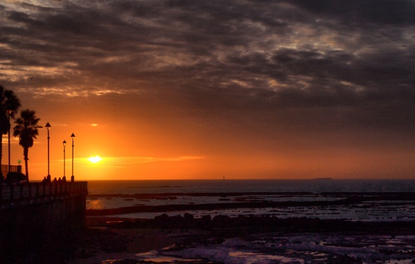 Закат на набережной в Испании