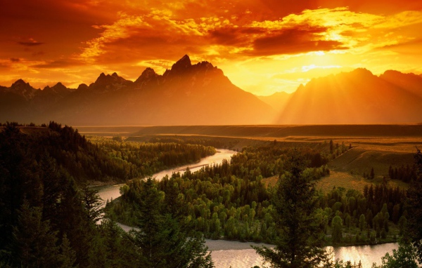 Закат над рекой в горной долине