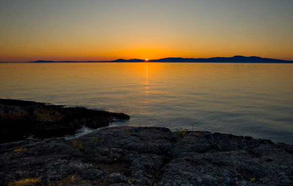 Солнце зашло за берег залива