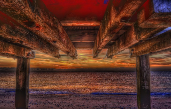 Вид на закат из-под навеса на пляже