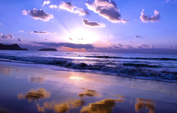 Отражение облаков на пляже