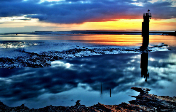 Желтый закат на синих облаках