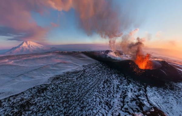 Извержение красной лавы из вулкана