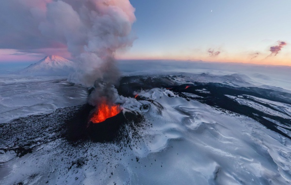 Красная лава среди снежных вершин