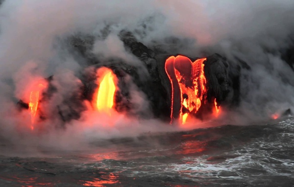 Извержение лавы в дыму