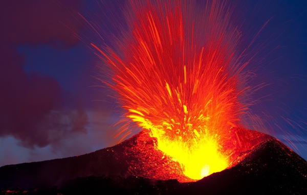 Взрыв лавы на вулкане
