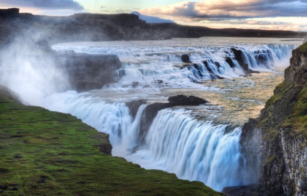 Красивый водопад в горах