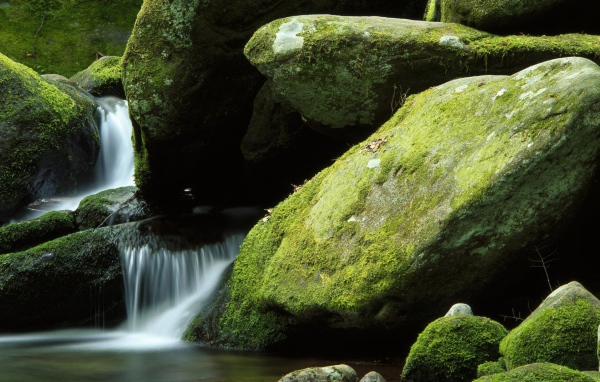 Водопад среди огромных валунов
