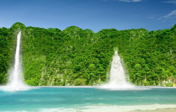 Зеленый берег с водопадами